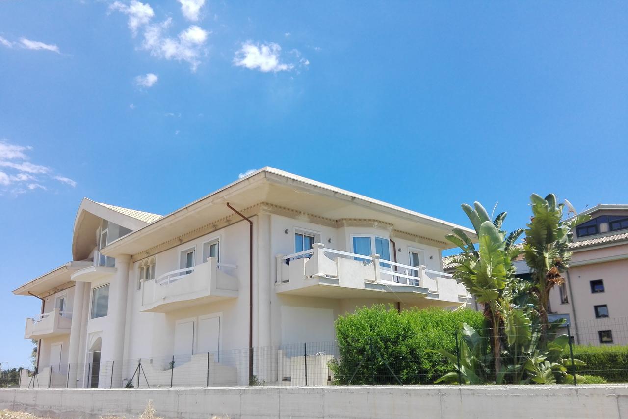Ermes Bed & Breakfast อาโวลา ภายนอก รูปภาพ